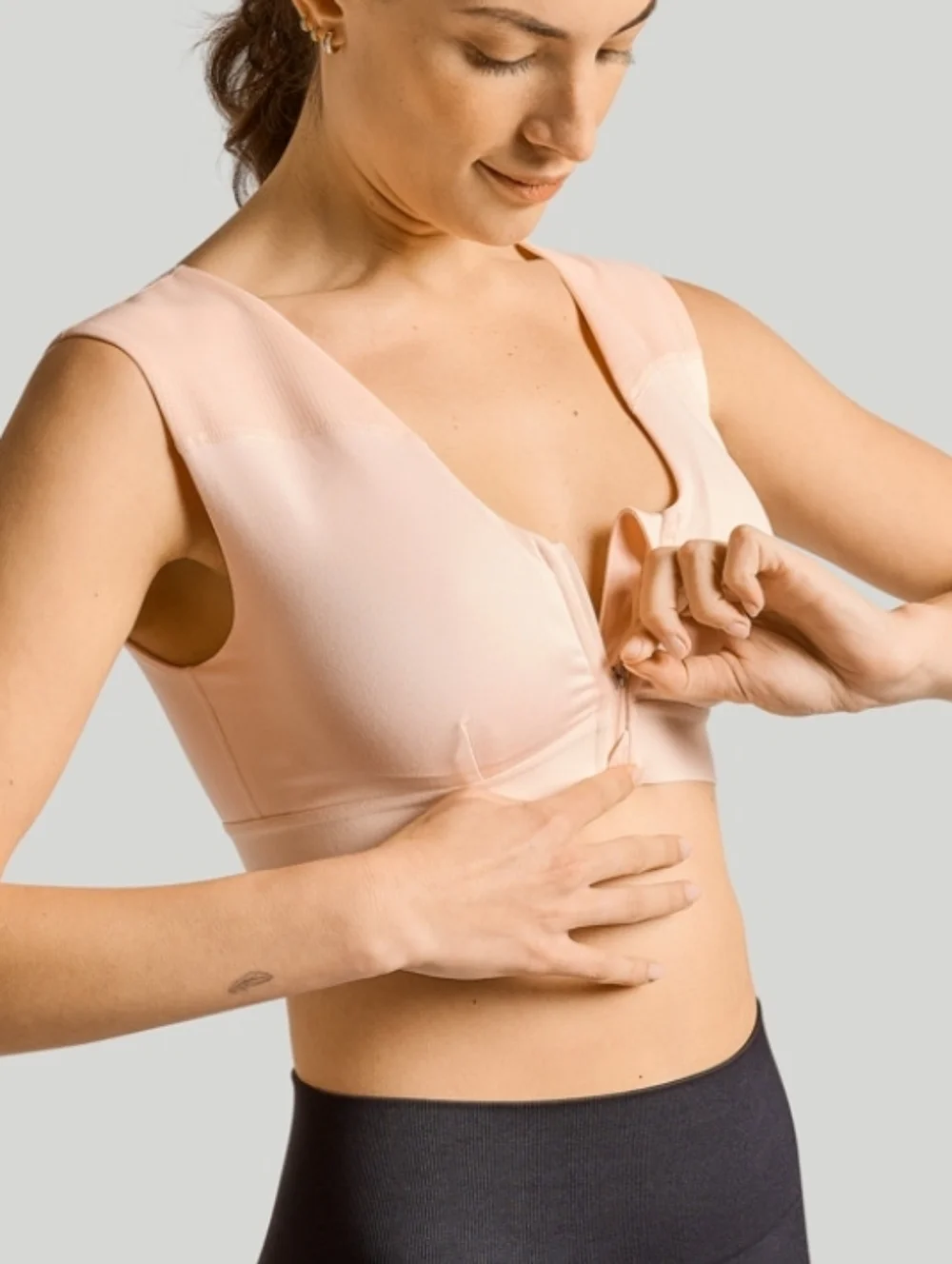 Tommie Copper Nude Front-Zip Shoulder Support Bra Medium‎